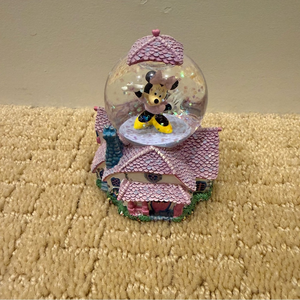 Minnie Mouse Snow Globe